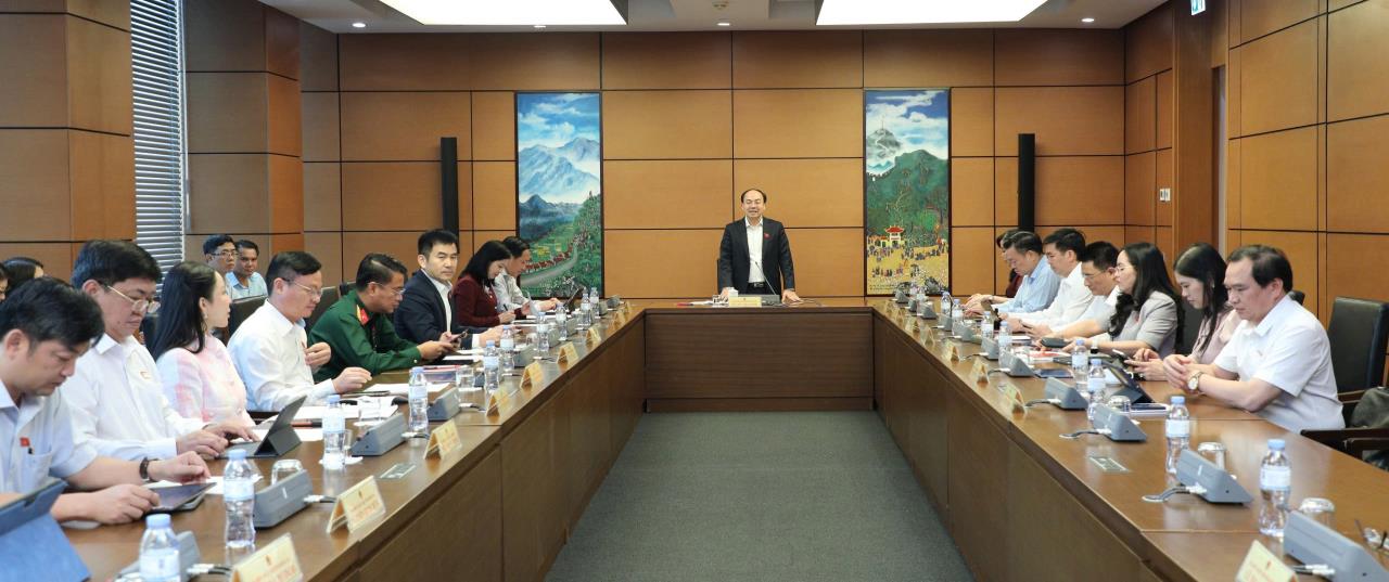 Kỳ họp thứ Nhất, Quốc hội khoá XVI - Đoàn ĐBQH tỉnh Thái Nguyên tham gia nhiều ý kiến vào dự án Luật Thủ đô (sửa đổi) và dự án Luật sửa đổi, bổ sung một số điều của Luật Thi đua, khen thưởng